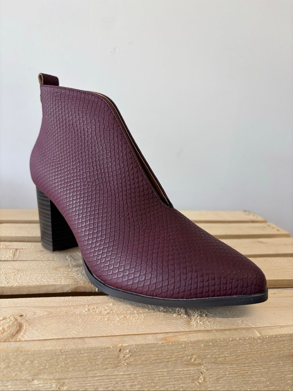 Journee Collection Burgundy Textured V Cutout Bellamy Block Heel bootie Womens 9